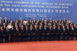 Chủ tịch Trung Quốc Tập Cận Bình (giữa, phía trước) chụp ảnh chung với các đại biểu tham dự lễ ký kết thành lập AIIB. (Nguồn: AFP/TTXVN)