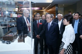 Chủ tịch Quốc hội Nguyễn Sinh Hùng tham quan Bảo tàng lịch sử Quốc gia Hoa Kỳ. (Ảnh: Nhan Sáng/TTXVN)