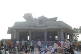 Bức tượng Phật đang trong giai đoạn hoàn thành đã đổ sập hoàn toàn. (Ảnh: Xuân Tiến-Văn Du/Vietnam+)