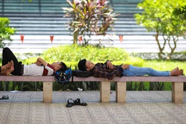 [Photo] Thí sinh và phụ huynh vạ vật dưới trời nắng chờ thi