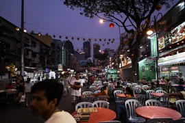 Khách du lịch nước ngoài và người dân địa phương thăm tuyến phố du lịch nổi tiếng Jalan Alor ở Kuala Lumpur. (Nguồn: AFP/TTXVN