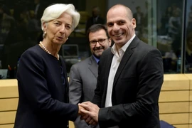 Bộ trưởng Tài chính Hy Lạp Yanis Varoufakis (phải) và Tổng giám đốc Quỹ Tiền tệ Quốc tế Christine Lagarde tại một cuộc họp. (Nguồn: AFP/TTXVN)