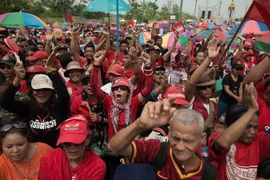 Phe Áo Đỏ tuần hành ủng hộ Thủ tướng Yingluck Shinawatra. (Nguồn: AFP/TTXVN)