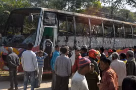 Đánh bom xăng kinh hoàng tại Bangladesh, 7 người chết cháy