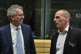 Bộ trưởng Tài chính Luxembourg Pierre Gramegna (trái) và Bộ trưởng Tài chính Hy Lạp Yanis Varoufakis trước cuộc họp. (Nguồn: AFP/TTXVN)