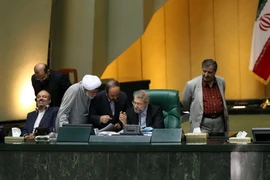 Chủ tịch Quốc hội Iran Ali Larijani (thứ 2, phải) và các nghị sỹ tại phiên họp ở Tehran. (Nguồn: AFP/TTXVN)