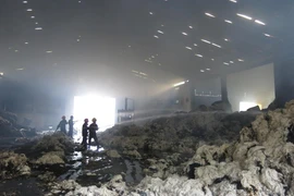 [Photo] Xưởng bông tan hoang sau đám cháy kéo dài hơn 20 giờ 