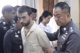 Cảnh sát áp giải nghi can Adem Karadag tới trụ sở Cục cảnh sát thành phố tại Bangkok. (Nguồn: THX/TTXVN)