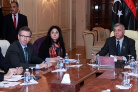 Chủ tịch Quốc hội Libya Nouri Abusahmain (thứ nhất, phải) trong cuộc gặp Đặc phái viên Liên hợp quốc về Libya Bernardino Leon (thứ nhất, trái). (Nguồn: THX/TTXVN)