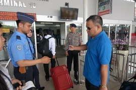 Cảnh sát và nhân viên an ninh sân bay Indonesia làm nhiệm vụ tại sân bay quốc tế ở Cengkareng. (Nguồn: AFP/TTXVN)