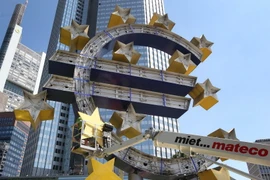 Logo đồng Euro bên ngoài trụ sở cũ của ECB tại Frankfurt am Main, Đức. (Nguồn: AFP/TTXVN)