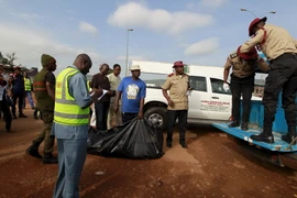 Chuyển thi thể nạn nhân vụ nổ bom ở Nyanya ngày 3/10. (Nguồn: Reuters/ TTXVN)