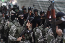 Các chiến binh Hamas tại lễ bế mạc đợt huấn luyện tại trại mùa hè ở thành phố Gaza. (Nguồn: THX/TTXVN)