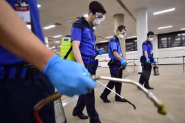 Nhân viên y tế Hàn Quốc phun thuốc khử trùng nhằm ngăn chặn sự lây lan của MERS tại thủ đô Seoul. (Nguồn: AFP/TTXVN)