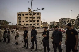 Cảnh sát Ai Cập phong tỏa hiện trường vụ đánh bom cơ quan an ninh ở Cairo. (Nguồn: AFP/TTXVN)