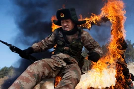 Binh sỹ Trung Quốc tham gia diễn tập chiến thuật tại Heihe, tỉnh miền đông bắc Hắc Long Giang. (Nguồn: AFP/TTXVN)