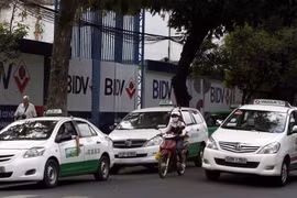 Kiểm tra xe hoạt động bằng Uber tại sân bay Tân Sơn Nhất