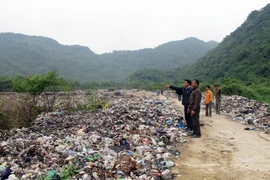 [Video] Người dân Thái Nguyên khốn khổ vì bãi rác Đồng Hầm