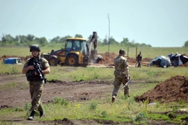 Binh sỹ Ukraine đào hào tại khu vực xung đột gần Artemivsk (vùng Donetsk). (Nguồn: AFP/TTXVN)
