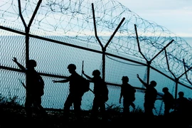 Binh sỹ Hàn Quốc tuần tra tại khu vực phía tây đảo Yeonpyeong, giáp giới Triều Tiên. (Nguồn: Yonhap/TTXVN)