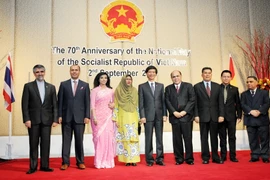 Đại sứ Việt Nam tại Thái Lan Nguyễn Tất Thành (giữa) chụp ảnh với các đại biểu dự buổi lễ kỷ niệm. (Ảnh: Quang Thuận/TTXVN)