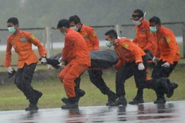[Photo] Indonesia chạy đua thời gian tìm kiếm nạn nhân máy bay AirAsia