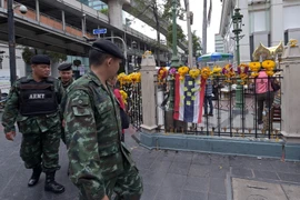 Binh sỹ Thái Lan tuần tra tại một khu đền ở thủ đô Bangkok ngày 23/8. (Nguồn: AFP/TTXVN)