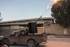 Phiến quân Syria nhắm bắn vào máy bay của quân Chính phủ tại Handarat, ngoại ô phía bắc thành phố Aleppo. (Nguồn: AFP/TTXVN)