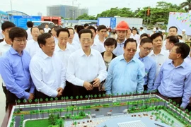 Phó Thủ tướng Quốc vụ viện Trung Quốc Trương Cao Lệ và các đại biểu xem mô hình Cung Hữu nghị Việt-Trung. (Ảnh: An Đăng/TTXVN)