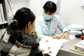 Tư vấn xét nghiệm, tầm soát và chẩn đoán viêm gan virus C cho người nhiễm HIV. (Ảnh: Dương Ngọc/TTXVN)