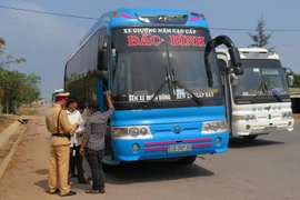 Hà Tĩnh: Bắt ôtô 29 chỗ giả danh xe bus, nhồi nhét 54 người