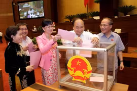 Đại biểu Quốc hội bỏ phiếu phê chuẩn đề nghị của Chánh án Tòa án nhân dân tối cao về việc bổ nhiệm Thẩm phán Tòa án nhân dân tối cao. (Ảnh: Phương Hoa/TTXVN)