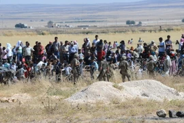 Binh sỹ Thổ Nhĩ Kỳ gác tại khu vực biên giới ở Suruc, tỉnh Sanliurfa, nơi người Kurd chạy khỏi thị trấn Kobane, Syria sau các vụ tấn công của phiến quân IS. (Nguồn: AFP/TTXVN)