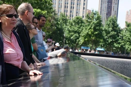 Rất nhiều người đến đây chỉ để tìm tên người thân của mình được khắc trên tấm bảng đồng trên thành hồ. 