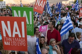 Hàng chục nghìn người tuần hành ủng hộ kế hoạch kinh tế khắc khổ tại Athens. (Nguồn: AFP/TTXVN)