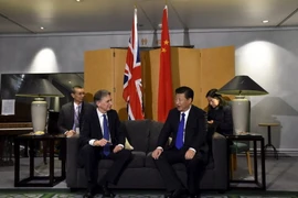 Ngoại trưởng Anh Philip Hammond (trái) và Chủ tịch Trung Quốc Tập Cận Bình trong cuộc gặp tại London ngày 19/10. (Nguồn: AFP/TTXVN)
