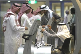 Người tìm việc xếp hàng nói chuyện với một nhà tuyển dụng tại một gian hàng tại hội chợ việc làm ở Riyadh. (Nguồn: Reuters)