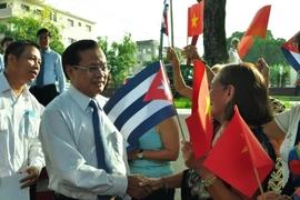 Ông Phạm Quang Nghị, Ủy viên Bộ Chính trị , Bí thư Thành ủy Hà Nội với nhân dân thủ đô La Habana. (Ảnh: Lê Hà/TTXVN)