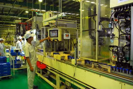 Dây chuyền sản xuất phụ kiện ôtô, xe máy phục vụ thị trường nội địa và xuất khẩu tại Công ty Nissin Manufacturing Việt Nam. (Ảnh: Danh Lam/TTXVN)