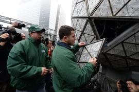 Lắp đặt quả cầu pha lê tại Quảng trường Thời đại. (Nguồn: nydailynews.com)