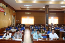 Các cán bộ, nhân viên tham gia lớp học. (Ảnh: Phạm Kiên/Vietnam+) 