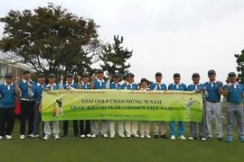 Các golf thủ chụp ảnh lưu niệm trước khi bước vào thi đấu. (Ảnh: Vũ Toàn-Phạm Duy/Vietnam+)