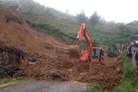 Lực lượng chức năng nỗ lực tìm kiếm nạn nhân thứ 3 trong vụ sạt lở núi chôn vùi một nhà dân ở huyện Thông Nông. (Ảnh: Quân Trang/TTXVN)