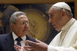 Giáo hoàng Francis I (phải) và Chủ tịch Raul Castro tại cuộc gặp ở Vatican. (Nguồn: AFP/TTXVN)