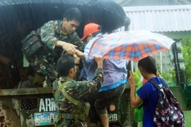 Binh sỹ Philippines sơ tán người dân tránh bão Melor tại một ngôi làng ở thành phố Legaspi, tỉnh Albay, phía nam thủ đô Manila. (Nguồn: AFP/TTXVN)