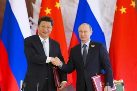 Tổng thống Vladimir Putin (phải) và Chủ tịch Tập Cận Bình tại lễ ký các thỏa thuận hợp tác song phương. (Nguồn: THX/TTXVN)