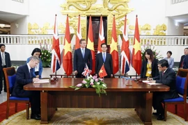Thủ tướng Nguyễn Tấn Dũng và Thủ tướng Anh David Cameron chứng kiến Lễ ký kết Hợp đồng bảo dưỡng máy bay theo giờ bay giữa Tổng công ty hàng không Viêt Nam và Tập đoàn Rolls-Royce. (Ảnh: Đức Tám/TTXVN)