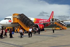 Máy bay của Vietjet Air trả khách tại sân bay Liên Khương (Lâm Đồng). (Ảnh minh họa: Huy Hùng/TTXVN)