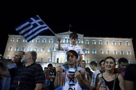 Người dân tại thủ đô Athens mừng chiến thắng sau kết quả sơ bộ cuộc trưng cầu dân ý. (Nguồn: AFP/TTXVN)