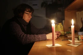 Người dân ở Simferopol trên bán đảo Crimea thắp nến để lấy ánh sáng. (Nguồn: AFP/TTXVN)